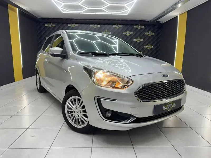 Usado Ford Ka Plus Active 85 CV (62 kW) 2018 Gris / plata Utilitario