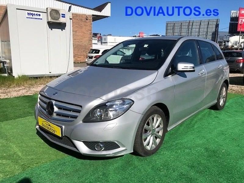 Usado Mercedes B180 122 CV (89 kW) 2013 Gris / plata Monovolumen
