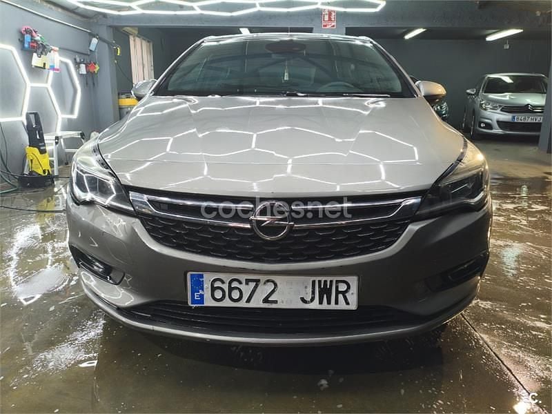 Usado Opel Astra Dynamic 136 CV (100 kW) 2017 Gris / plata Berlina
