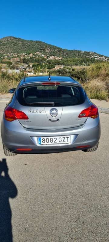 Usado Opel Astra Enjoy 110 CV (80 kW) 2010 Plateado Utilitario