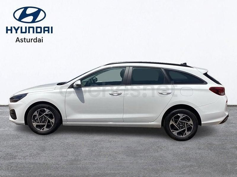 Nuevo Hyundai i30 100 CV (73 kW) 2025 Granate Familiar