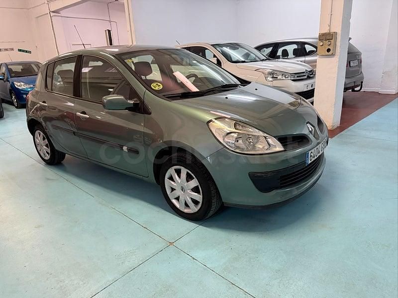 Usado Renault Clio II 86 CV (63 kW) 2008 Verde Berlina