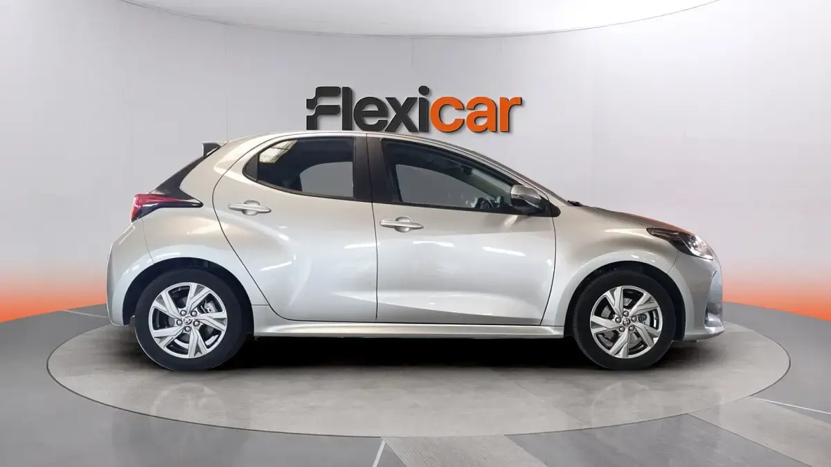 Usado Toyota Yaris Hybrid Active 116 CV (85 kW) 2025 Gris Berlina