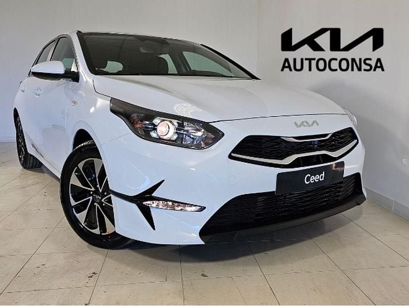 Gris Nuevo 2025 Kia Ceed | 23.500 € (Un poco caro) - Imagen 1/4