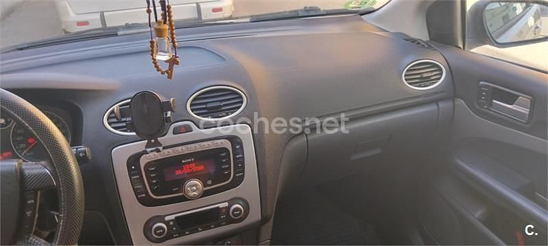 Usado Ford Focus Trend 100 CV (73 kW) 2007 Gris / plata Berlina