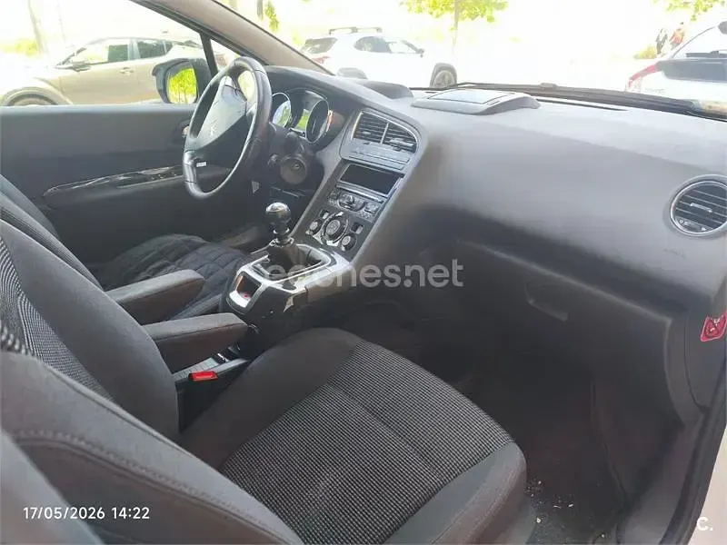 Usado Peugeot 5008 Allure 120 CV (88 kW) 2015 Blanco Monovolumen
