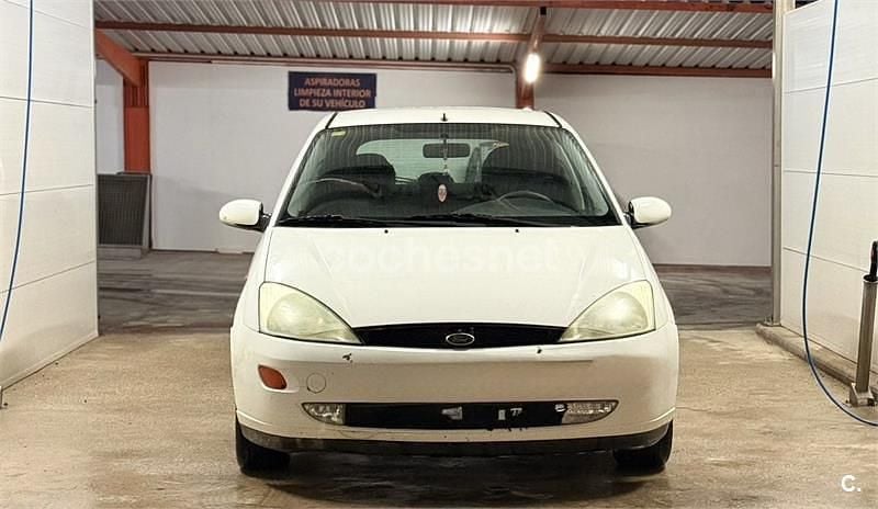 Usado Ford Focus Trend 115 CV (84 kW) 2001 Blanco Berlina