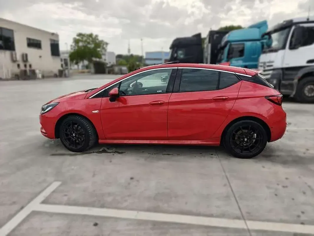 Usado Opel Astra Excellence 200 CV (147 kW) 2017 Rojo Utilitario