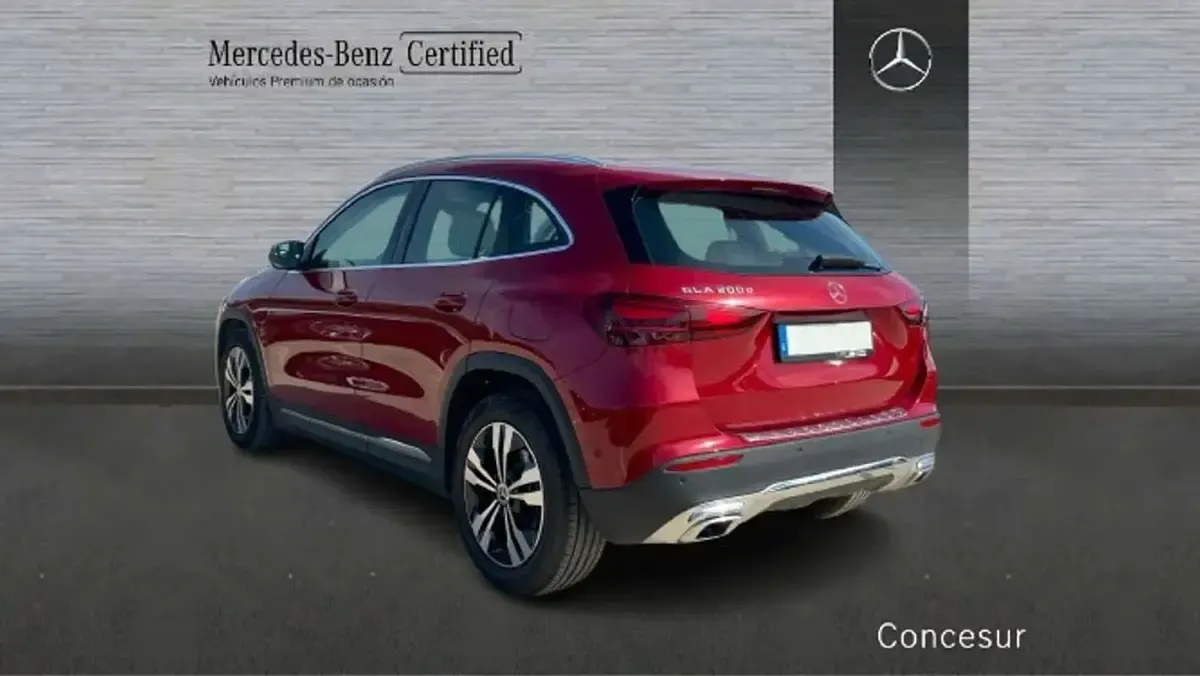 Begagnad Mercedes GLA200 150 HK (110 kW) 2025 Röd SUV