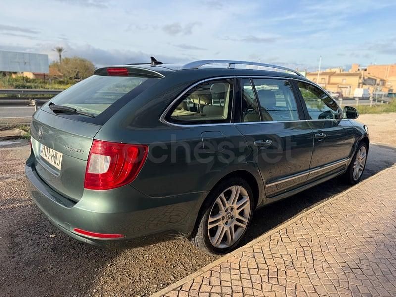 Usado Skoda Superb Exclusive 140 CV (102 kW) 2013 Verde Familiar
