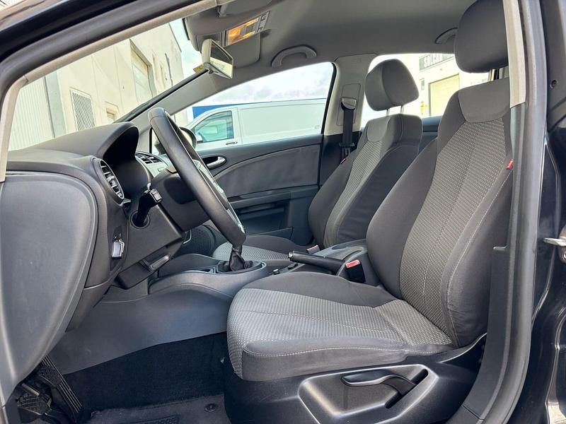 Usado Seat Leon 90 CV (66 kW) 2010 Negro Utilitario