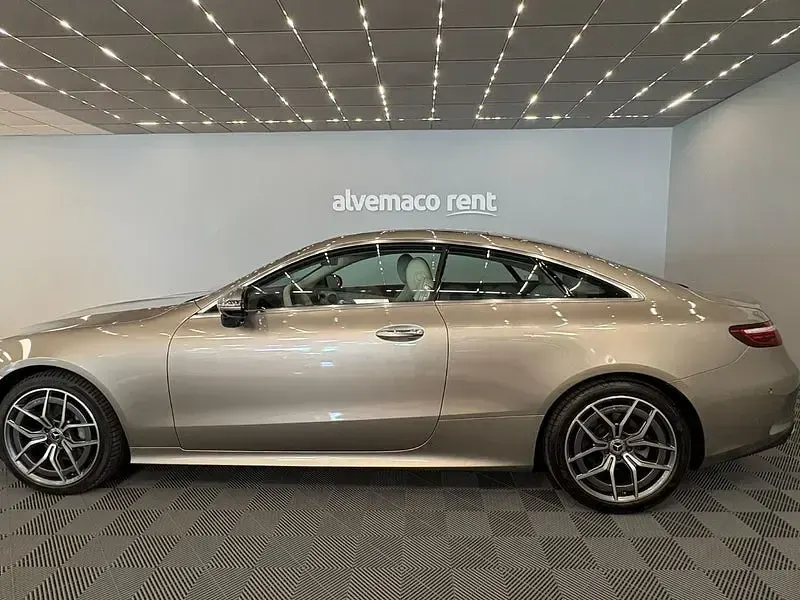 Usado Mercedes E220 194 CV (142 kW) 2022 Gris / plata Coupe