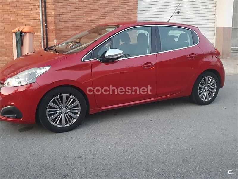 Usado Peugeot 208 Access 82 CV (60 kW) 2016 Granate Utilitario