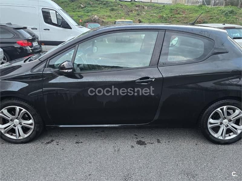 Usado Peugeot 208 Access 68 CV (50 kW) 2013 Negro Utilitario