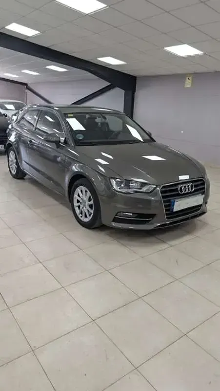 Usado Audi A3 Ambiente 122 CV (89 kW) 2013 Negro Utilitario