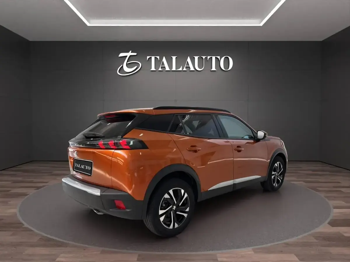 Usado Peugeot 2008 Allure 110 CV (80 kW) 2021 Naranja SUV
