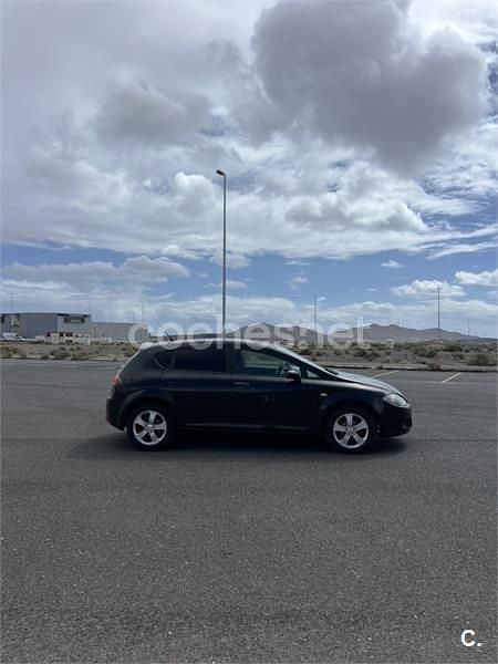 Usado Seat Leon Ecomotive 105 CV (77 kW) 2008 Negro Utilitario
