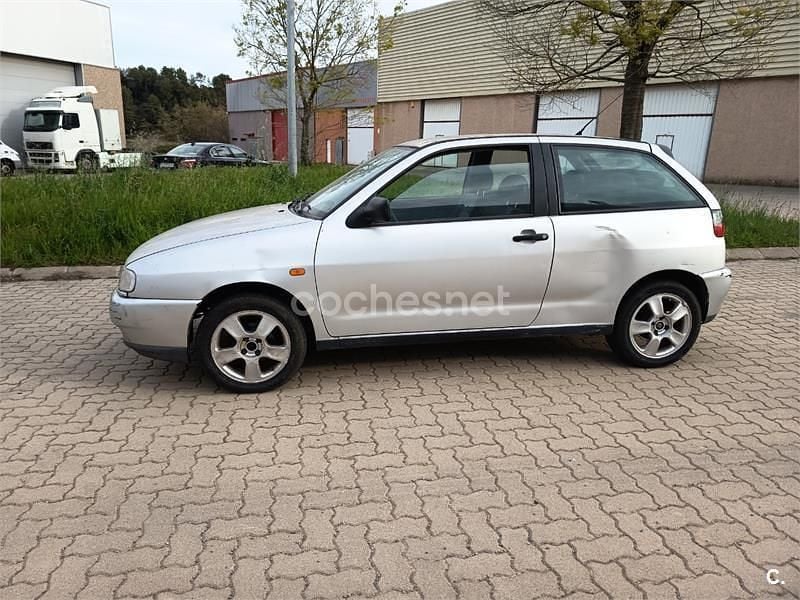 Usado Seat Ibiza 60 CV (44 kW) 1999 Gris / plata Utilitario