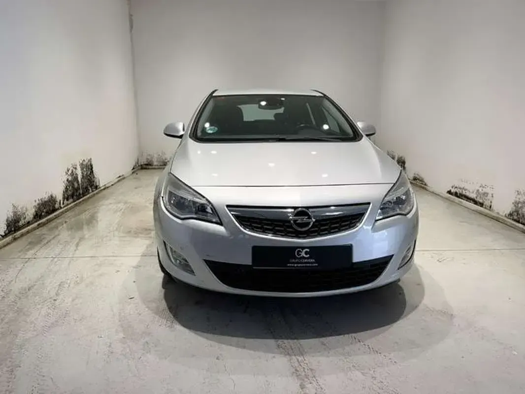 Usado Opel Astra Cosmo 140 CV (102 kW) 2010 Plateado Utilitario