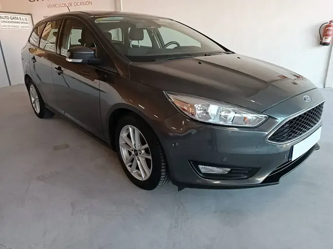 Usado Ford Focus Trend+ 125 CV (91 kW) 2017 Gris Berlina