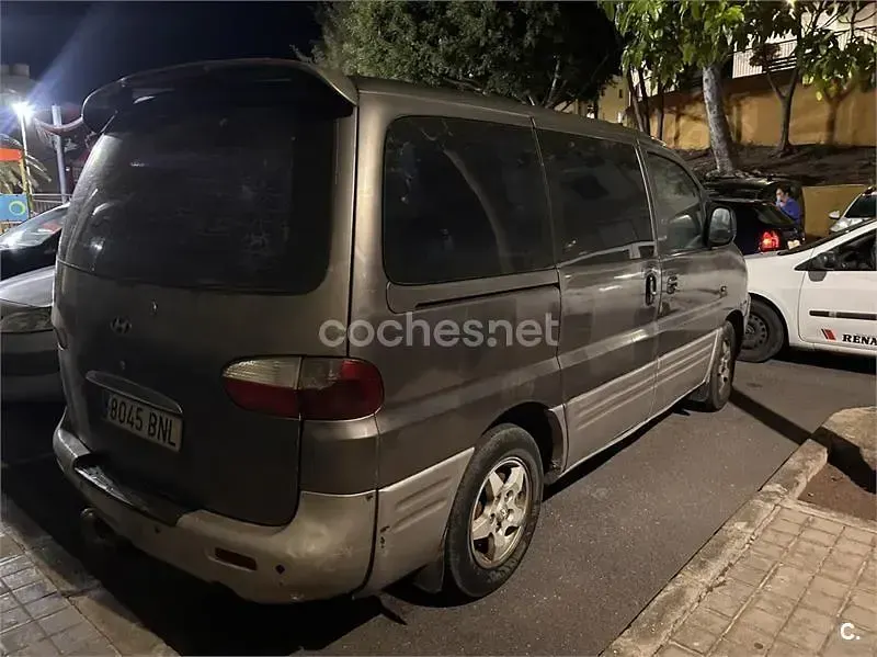 Usado Hyundai H-1 100 CV (73 kW) 2001 Gris / plata Monovolumen