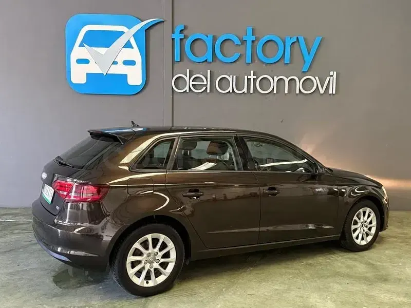 Usado Audi A3 Ambition 105 CV (77 kW) 2013 Marrón Berlina