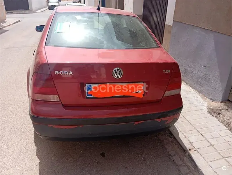 Usado VW Bora Trendline 100 CV (73 kW) 2002 Rojo Berlina