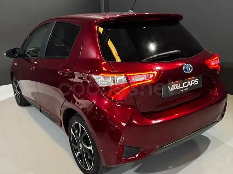 Usado Toyota Yaris Hybrid Advance 100 CV (73 kW) 2017 Granate Berlina