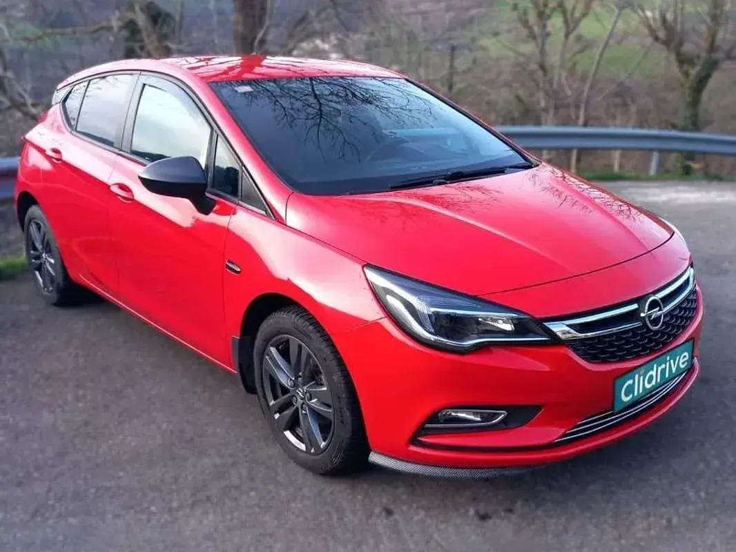 Usado Opel Astra Selective 125 CV (91 kW) 2017 Rojo Utilitario