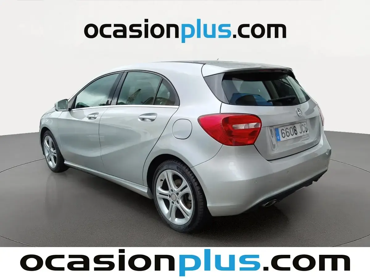 Usado Mercedes A180 Style 109 CV (80 kW) 2014 Gris plata Utilitario