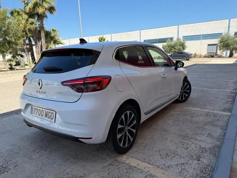 Usado Renault Clio V Zen 100 CV (73 kW) 2023 Blanco Berlina