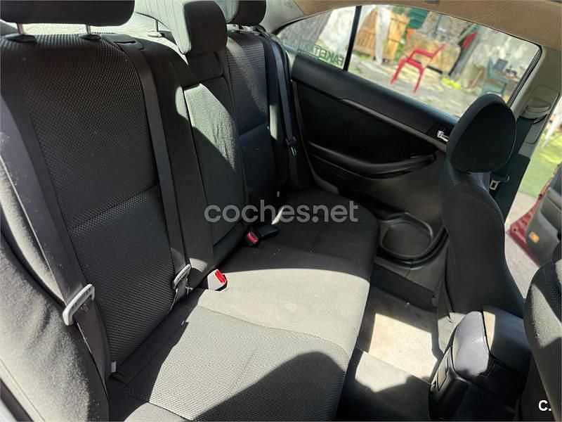 Usado Toyota Avensis Sol 150 CV (110 kW) 2006 Rojo Berlina