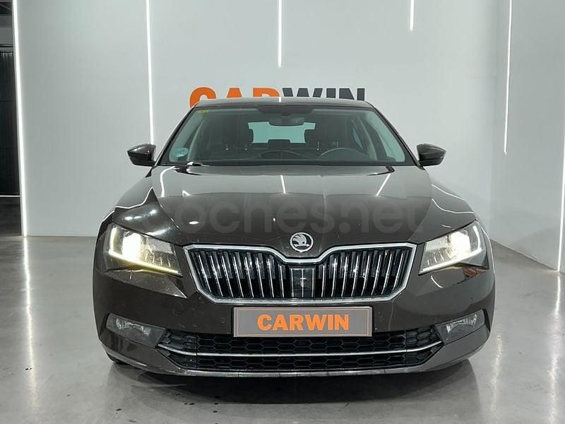 Usado Skoda Superb Ambition 120 CV (88 kW) 2017 Granate Berlina