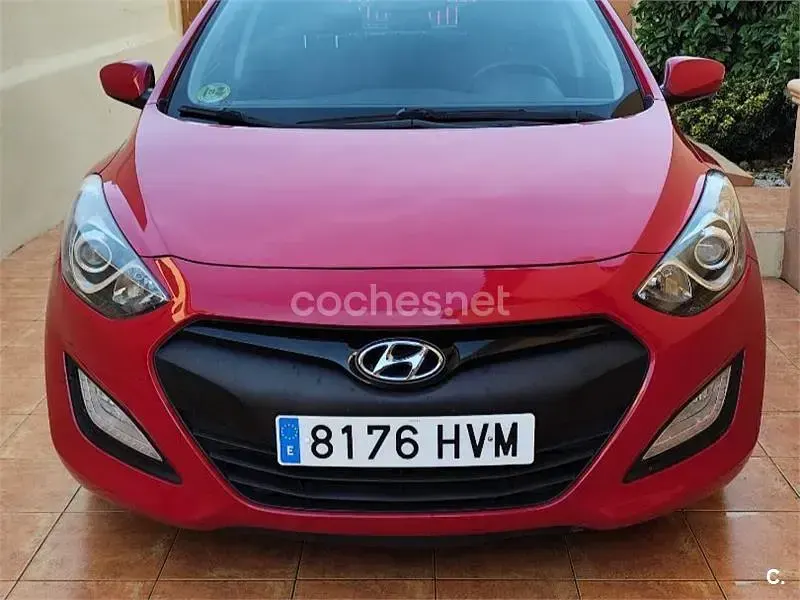 Usado Hyundai i30 90 CV (66 kW) 2014 Rojo Berlina
