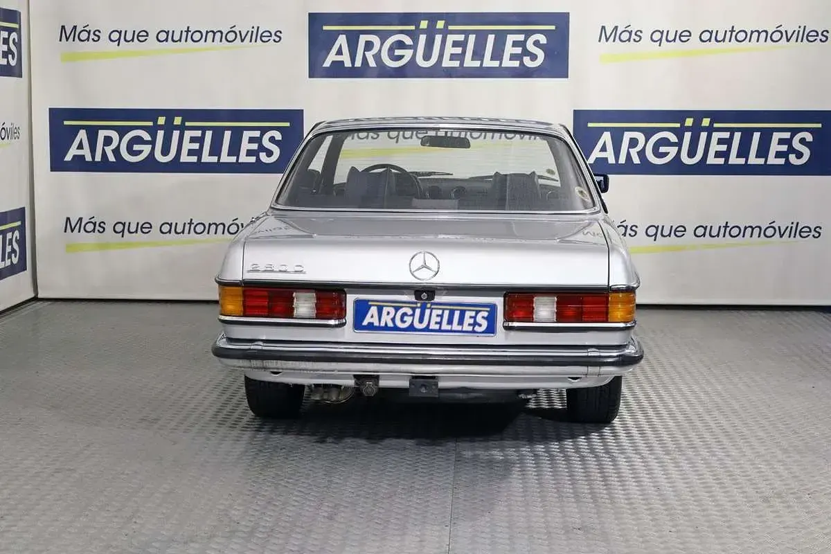 Usado Mercedes C280 156 CV (114 kW) 1979 Gris Coupe