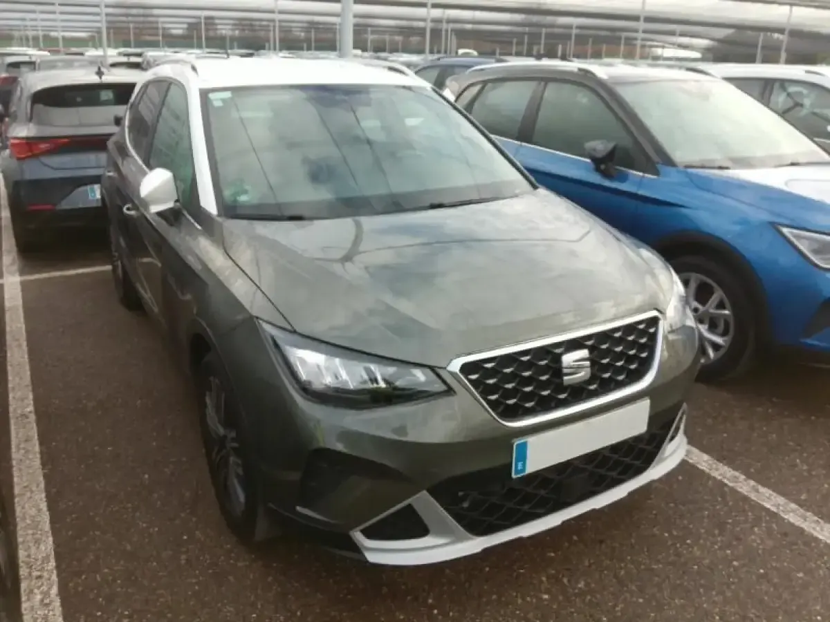 Usado Seat Arona Xperience 115 CV (84 kW) 2025 Gris/plata SUV