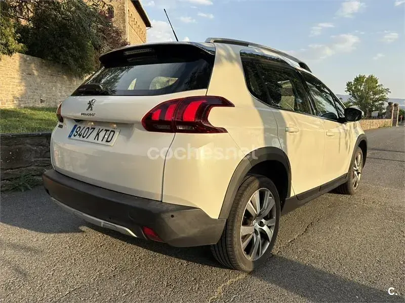 Usado Peugeot 2008 Allure 130 CV (95 kW) 2019 Blanco SUV