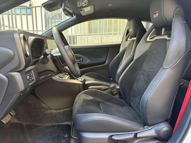 Usado Toyota Yaris 276 CV (202 kW) 2024 Blanco Berlina