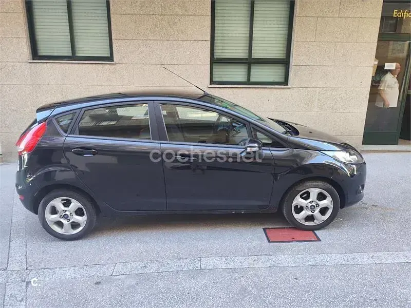 Usado Ford Fiesta Trend 68 CV (50 kW) 2011 Negro Berlina