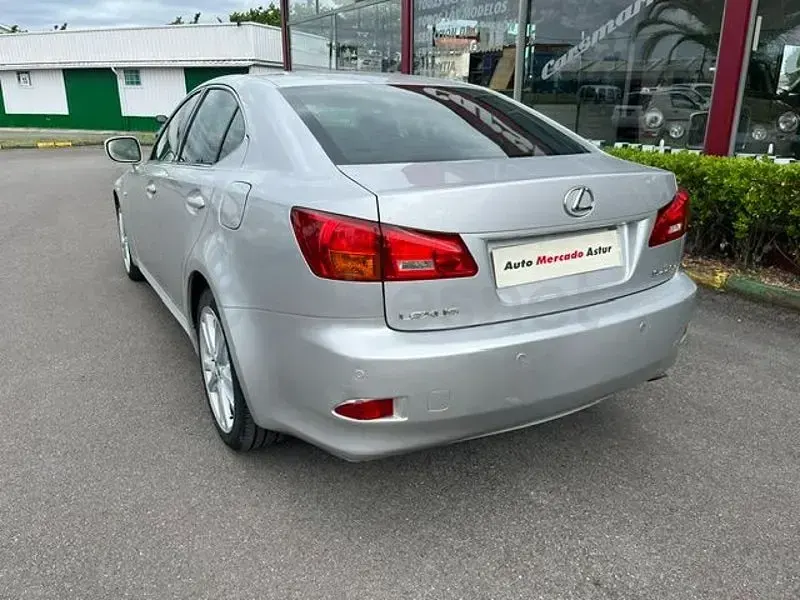 Usado Lexus IS220d President Line 177 CV (130 kW) 2007 Gris / plata Berlina