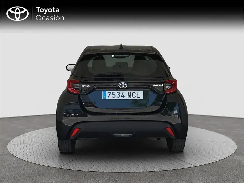 Usado Toyota Yaris Hybrid Active 116 CV (85 kW) 2022 Negro Monovolumen