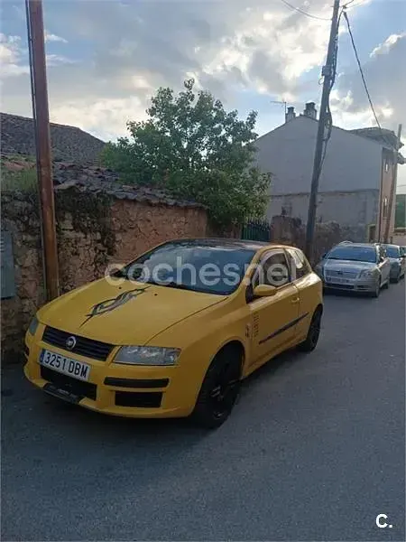 Usado Fiat Stilo Dynamic 140 CV (102 kW) 2004 Amarillo Berlina