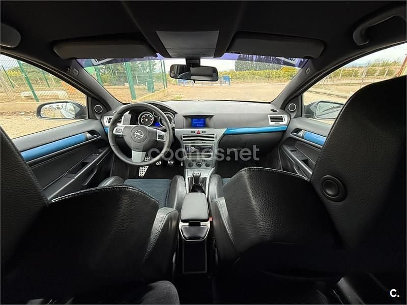 Negro Usado 2006 Opel Astra GTC Sport Berlina | 2450 € (Un poco caro) - Imagen 1/4