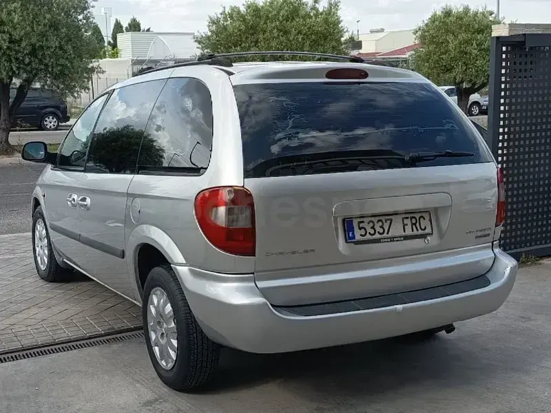 Usado Chrysler Voyager 143 CV (105 kW) 2007 Gris / plata Monovolumen