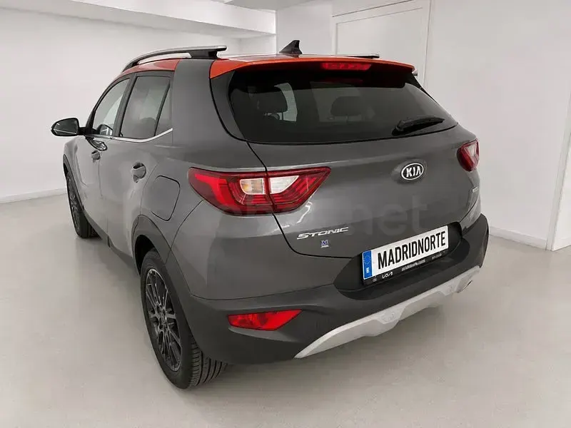 Usado Kia Stonic 100 CV (73 kW) 2019 Gris / plata SUV