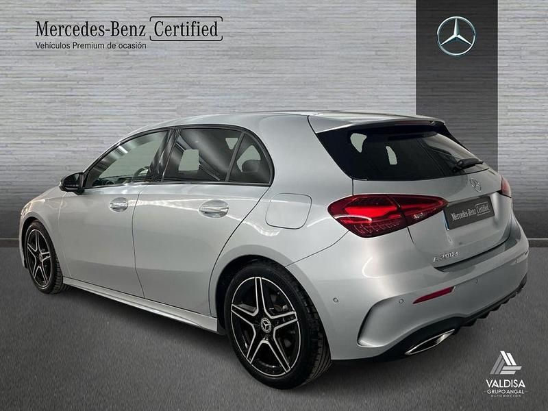 Usado Mercedes A200 AMG line 150 CV (110 kW) 2025 Gris / plateado Berlina