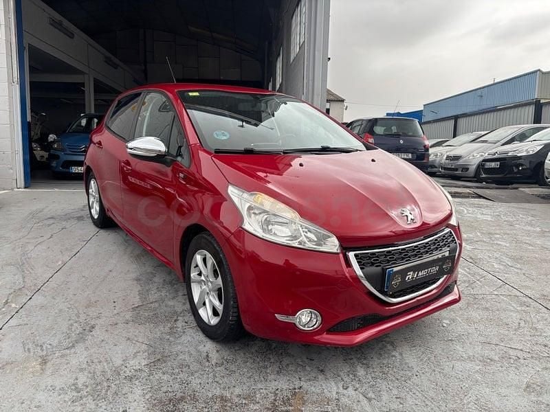 Usado Peugeot 208 Allure 82 CV (60 kW) 2015 Rojo Utilitario