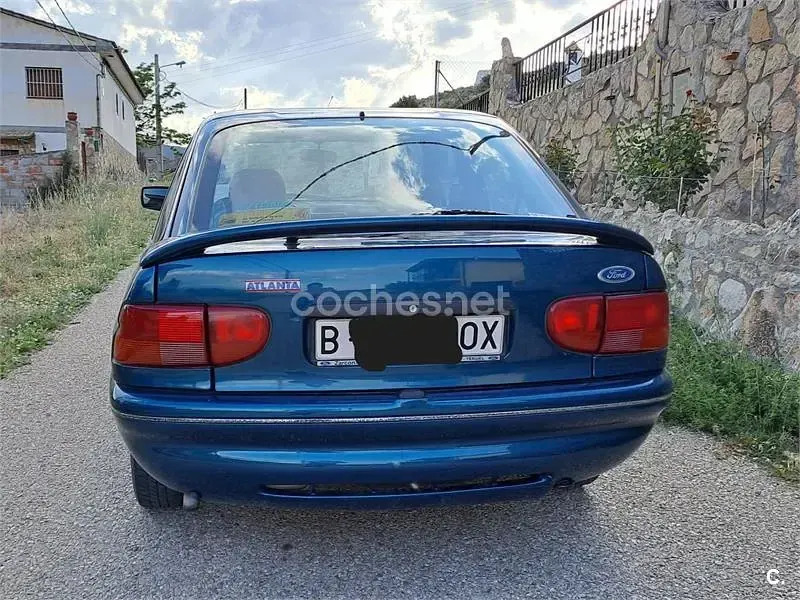 Usado Ford Escort 90 CV (66 kW) 1994 Azul Berlina