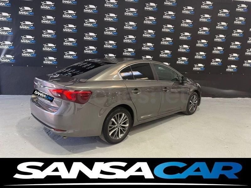 Usado Toyota Avensis Executive 143 CV (105 kW) 2017 Gris / plata Berlina
