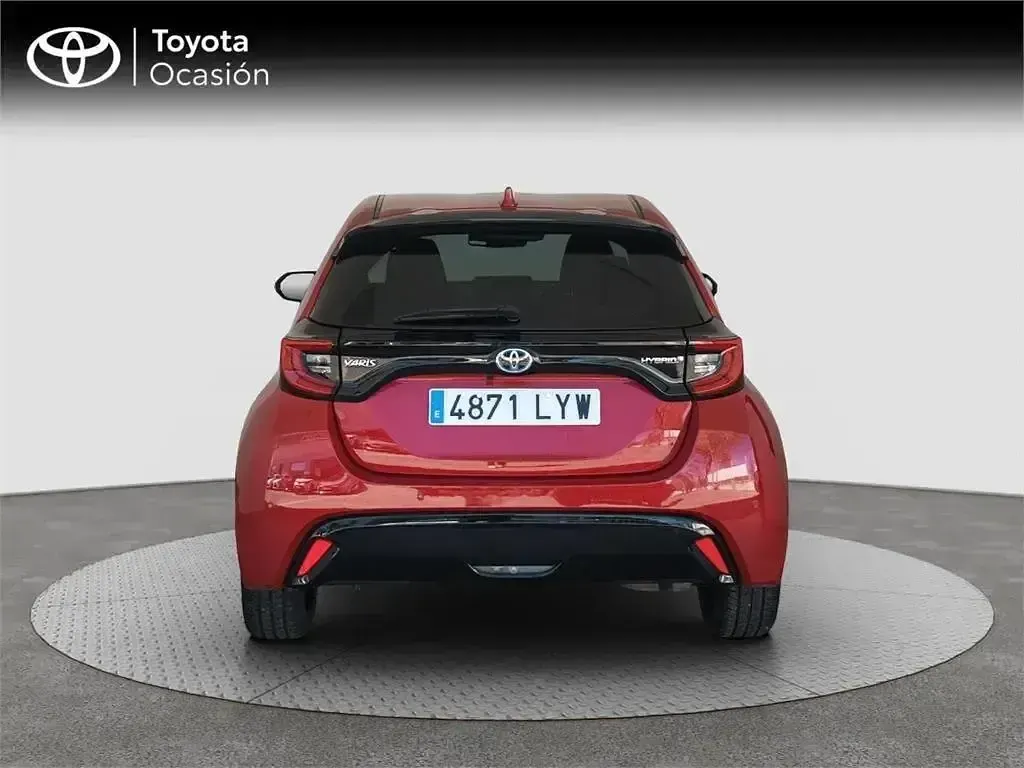 Usado Toyota Yaris Hybrid Plus 116 CV (85 kW) 2022 Rojo Monovolumen